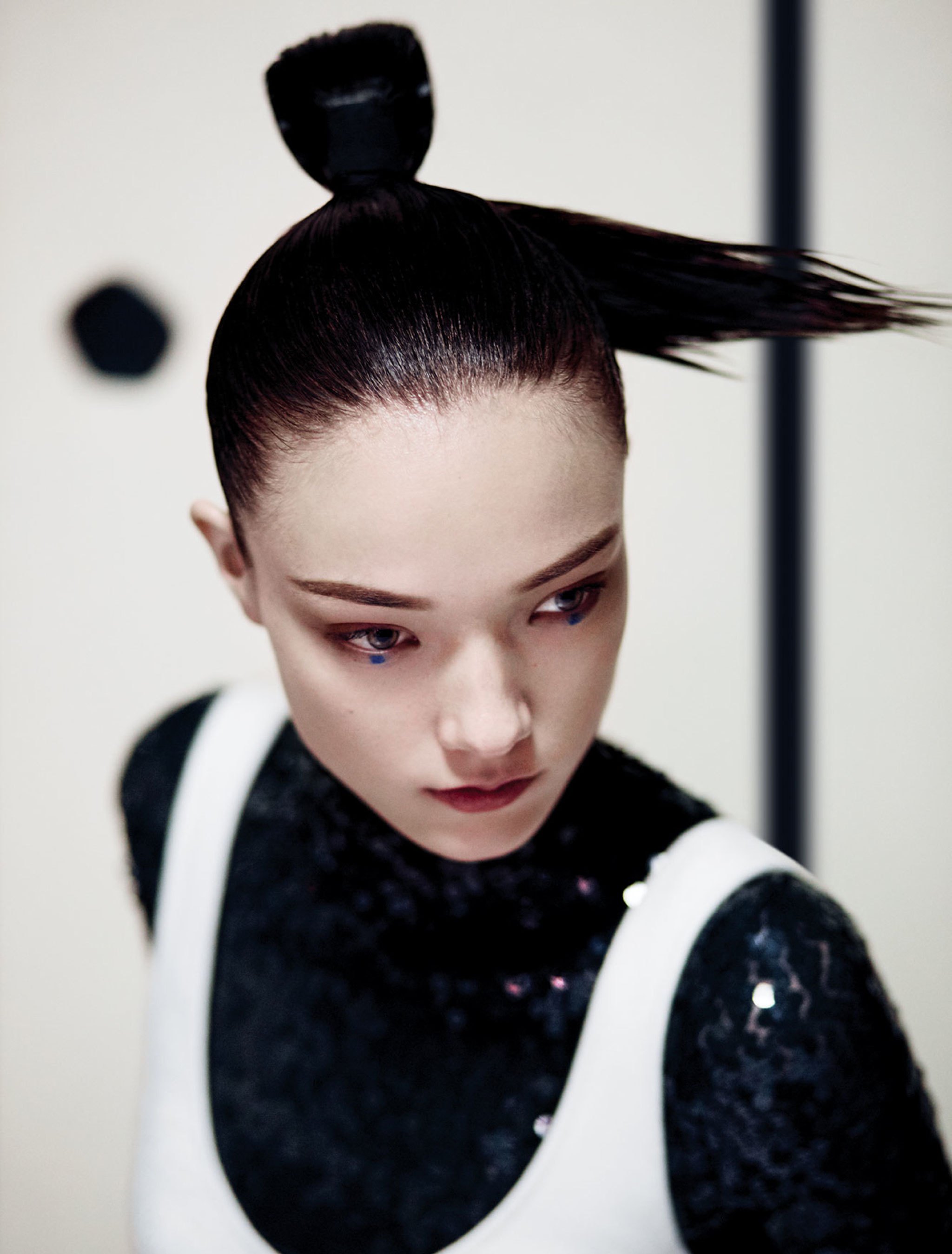 yumi-lambert-by-yu-cong-for-harpers-bazaar-china-may-2015-6